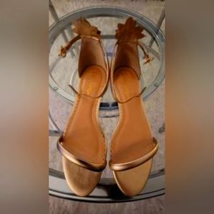 Lilly Pulitzer Size 6 Gold Sandals